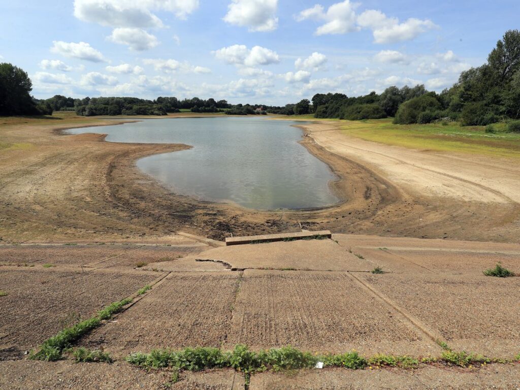 People in England urged to curb water use amid driest conditions since 1976